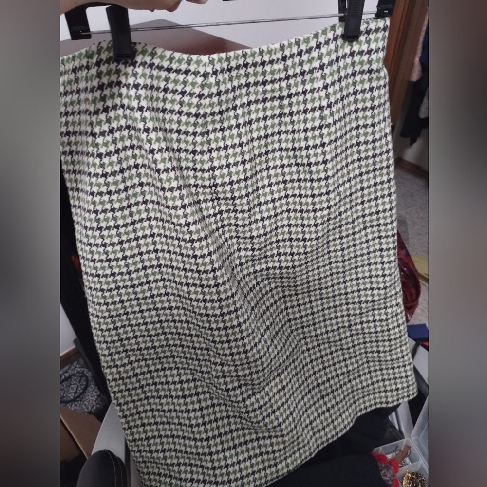 Talbot's Houndstooth Skirt in Black, green, and White Size 16